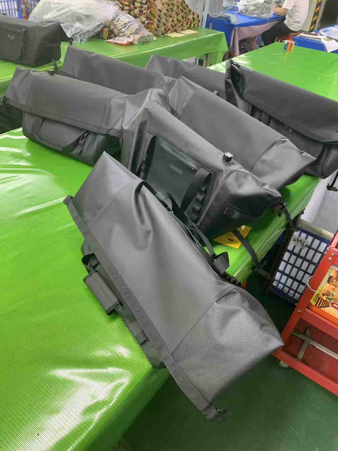 Sealock шетелдік брендке арналған дәнекерленген су өткізбейтін тісті сөмкелердің OEM өндірісін аяқтайды.